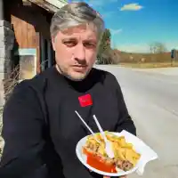 Владо Карамазов нагъва  кебапчета с лютеница