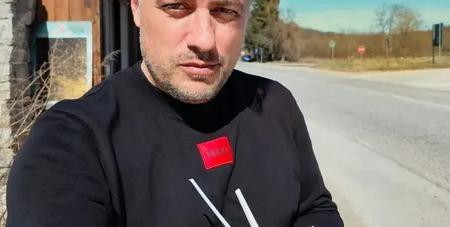 Владо Карамазов нагъва  кебапчета с лютеница