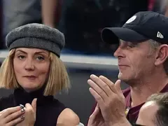 Жената на Вергов плътно до него