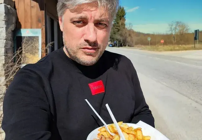 Владо Карамазов нагъва  кебапчета с лютеница