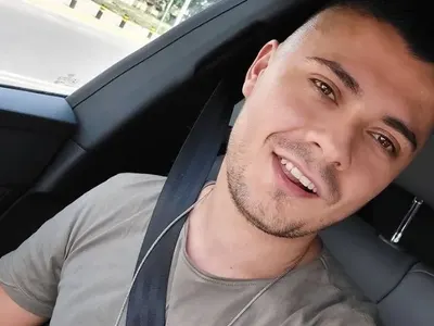 Заради певица: Продуцентът на Денис Теофиков заряза жена си с бебе на ръце