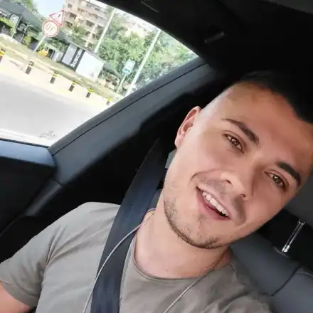 Заради певица: Продуцентът на Денис Теофиков заряза жена си с бебе на ръце