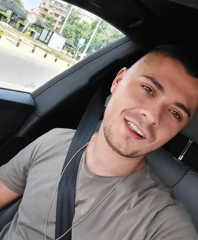 Заради певица: Продуцентът на Денис Теофиков заряза жена си с бебе на ръце