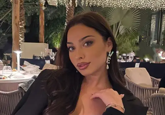 Айлин от „Ергенът” се уреди в киното