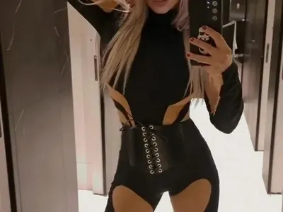 Анн Джи съблазнява в кожа