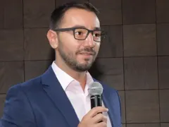 Антон Хекимян закъса с очите като Слави