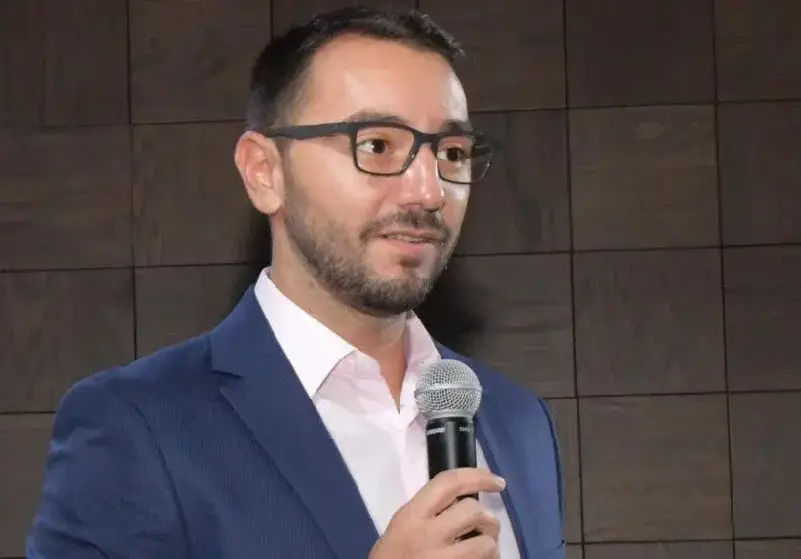 Антон Хекимян закъса с очите като Слави