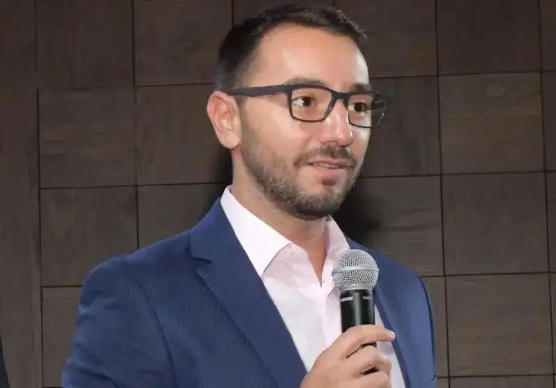 Антон Хекимян закъса с очите като Слави