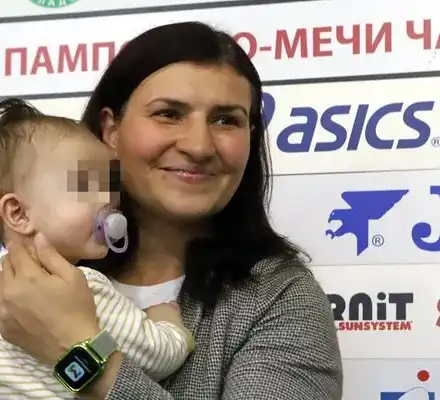 Бебето на Стойка Кръстева расте в залата