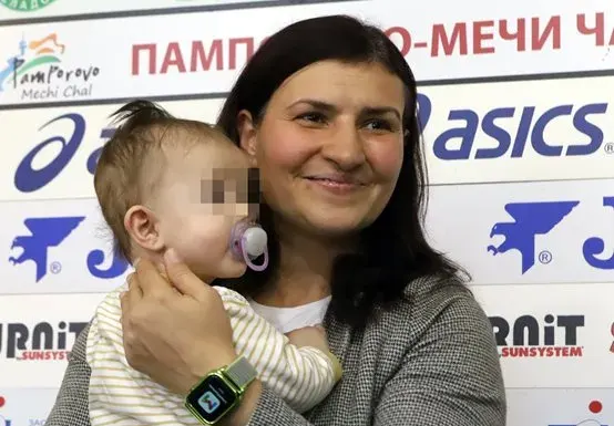 Бебето на Стойка Кръстева расте в залата