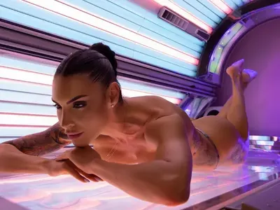 Черната Златка се пържи в солариум