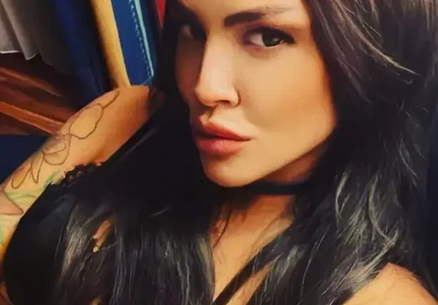 Деси Цонева маха напомпаните устни