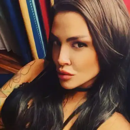 Деси Цонева маха напомпаните устни