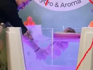 Джино учи бебето да плува