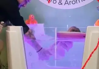 Джино учи бебето да плува