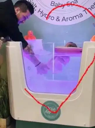 Джино учи бебето да плува