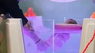 Джино учи бебето да плува