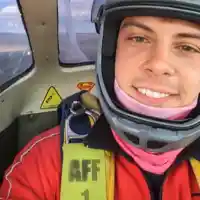 Филип Буков летя с парашут за Великден