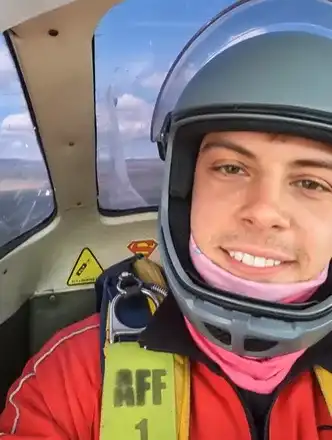 Филип Буков летя с парашут за Великден