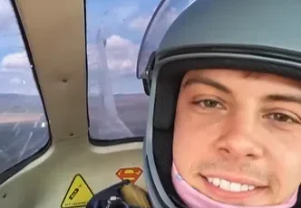 Филип Буков летя с парашут за Великден