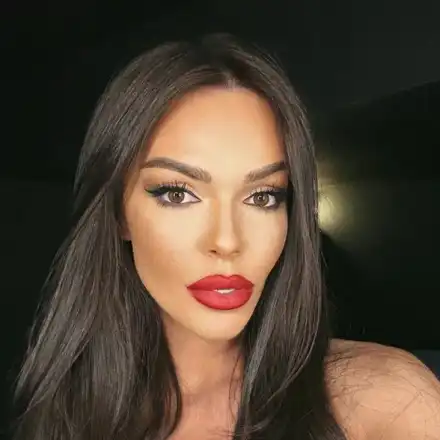 Галена все е посинена след снимки на клип