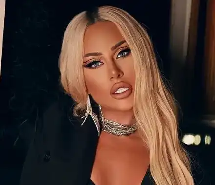 Гери-Никол се чекне по сутиен и гащи (СНИМКИ)