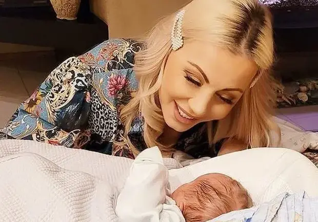 Камелия има дете  срещу 40 000 евро?