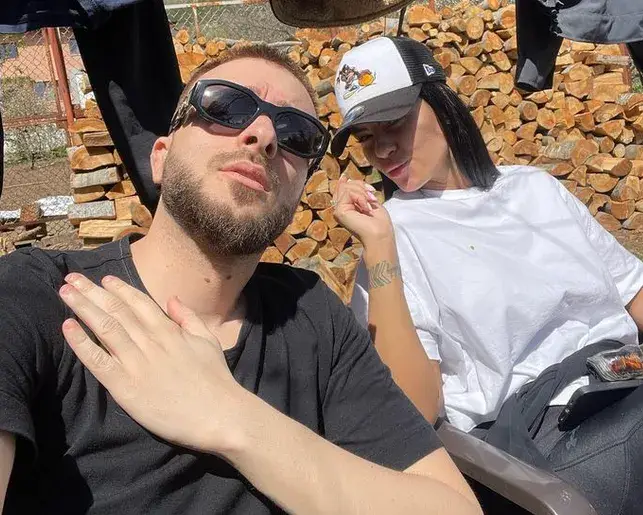 Kриско дари жена си с бижу за 10 бона