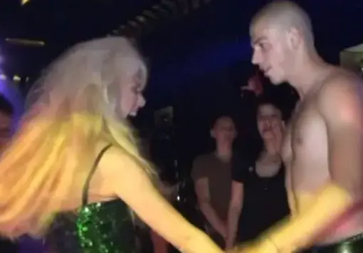 Луна се облизва за гадже стриптийзьор