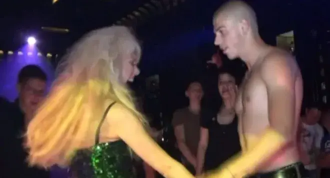 Луна се облизва за гадже стриптийзьор