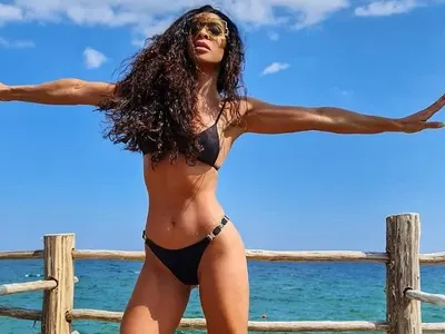 Маги Сидерова си изрисува гърба