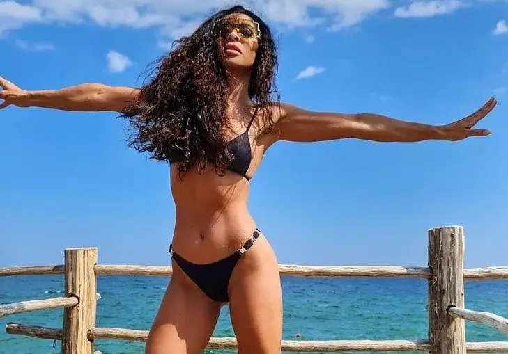 Маги Сидерова си изрисува гърба