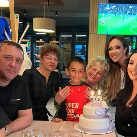 Майката на Глория чукна 70