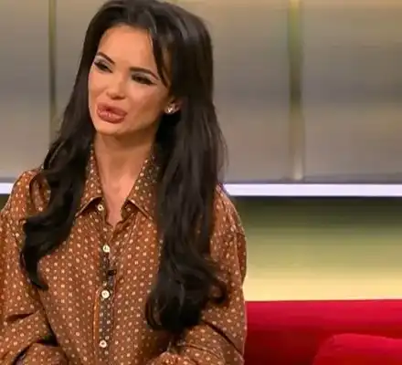 Мара Отварачката  бита от Миро Дзвера  пред очите на дъщеря си