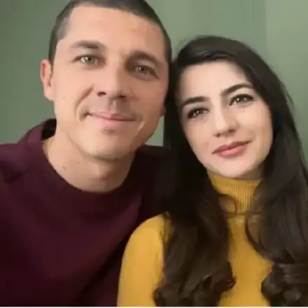 Миро гледа бременната Лена като писано яйце