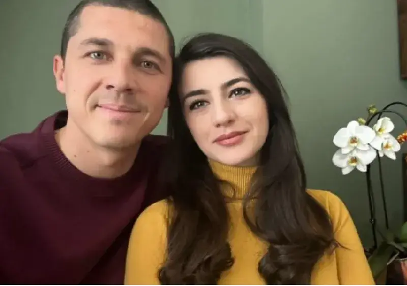 Миро гледа бременната Лена като писано яйце