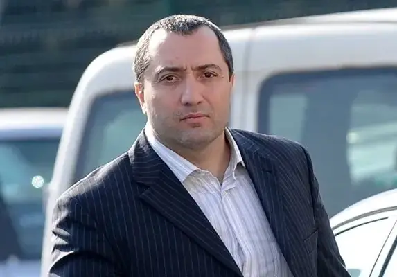 Митьо Очите гласува с охрана