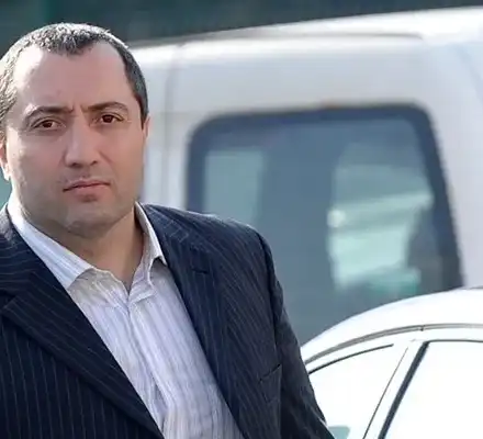 Митьо Очите гласува с охрана