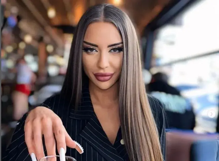 Мони Зенгиннер, най-обсъжданата участничка в „Ергенът”:  Не търся богат мъж, искам аз да съм богат „мъж”