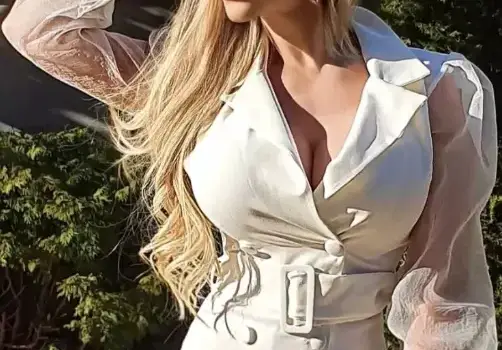 Несебърското Барби разцепва деколтето