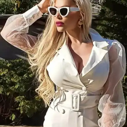 Несебърското Барби разцепва деколтето