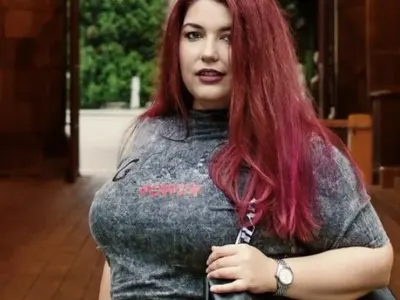 Перверзници атакуват Пам Велидис със снимки на членовете си