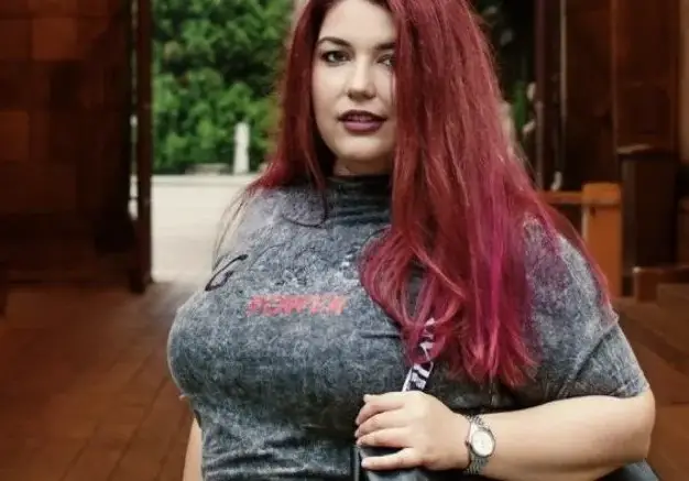 Перверзници атакуват Пам Велидис със снимки на членовете си