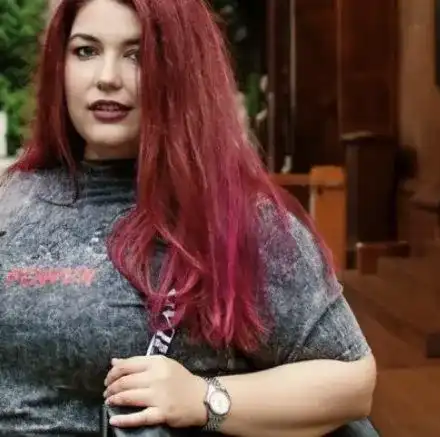 Перверзници атакуват Пам Велидис със снимки на членовете си