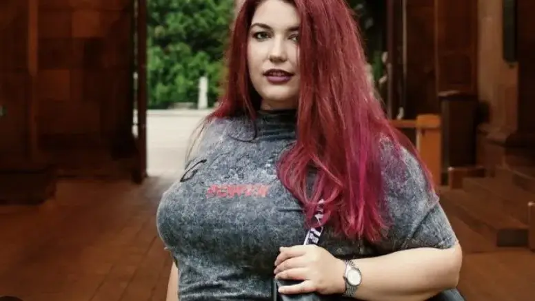 Перверзници атакуват Пам Велидис със снимки на членовете си