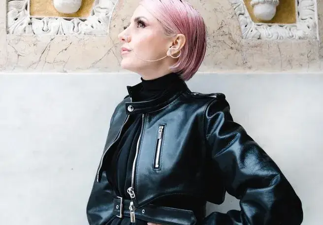 Поли Генова рекламира  италиански диаманти