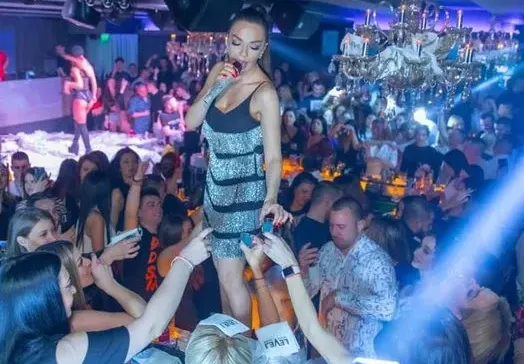 Позор: Галена имитира пияната Андреа - порка на сцената, показва си гащите, сяда по земята (Снимки)