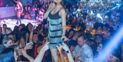 Позор: Галена имитира пияната Андреа - порка на сцената, показва си гащите, сяда по земята (Снимки)