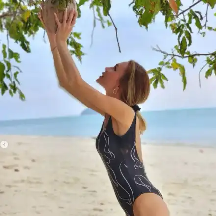 Райна се заигра с кокос на плажа