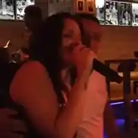 Щерката на Глория е двойна на живо